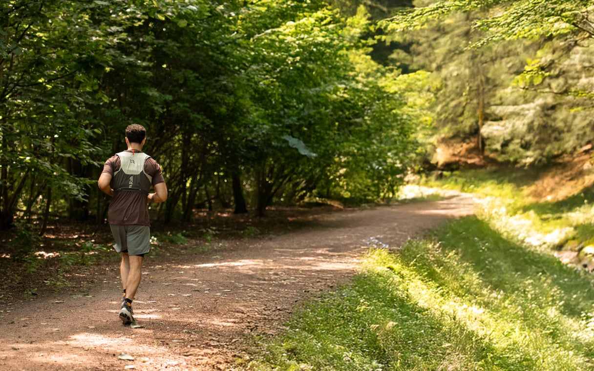 Trailrunner met Brooks Ghost Trailschoenen en RAB hardloopvest