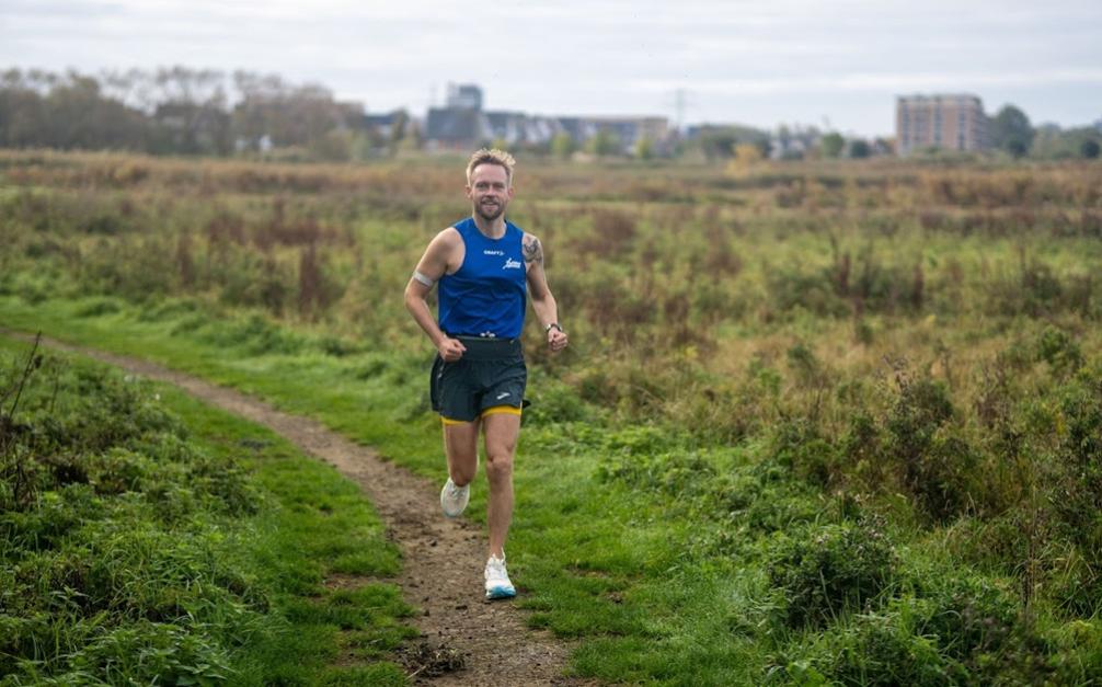 Hardloper die rustig jogt als onderdeel van zijn herstel na een marathon.