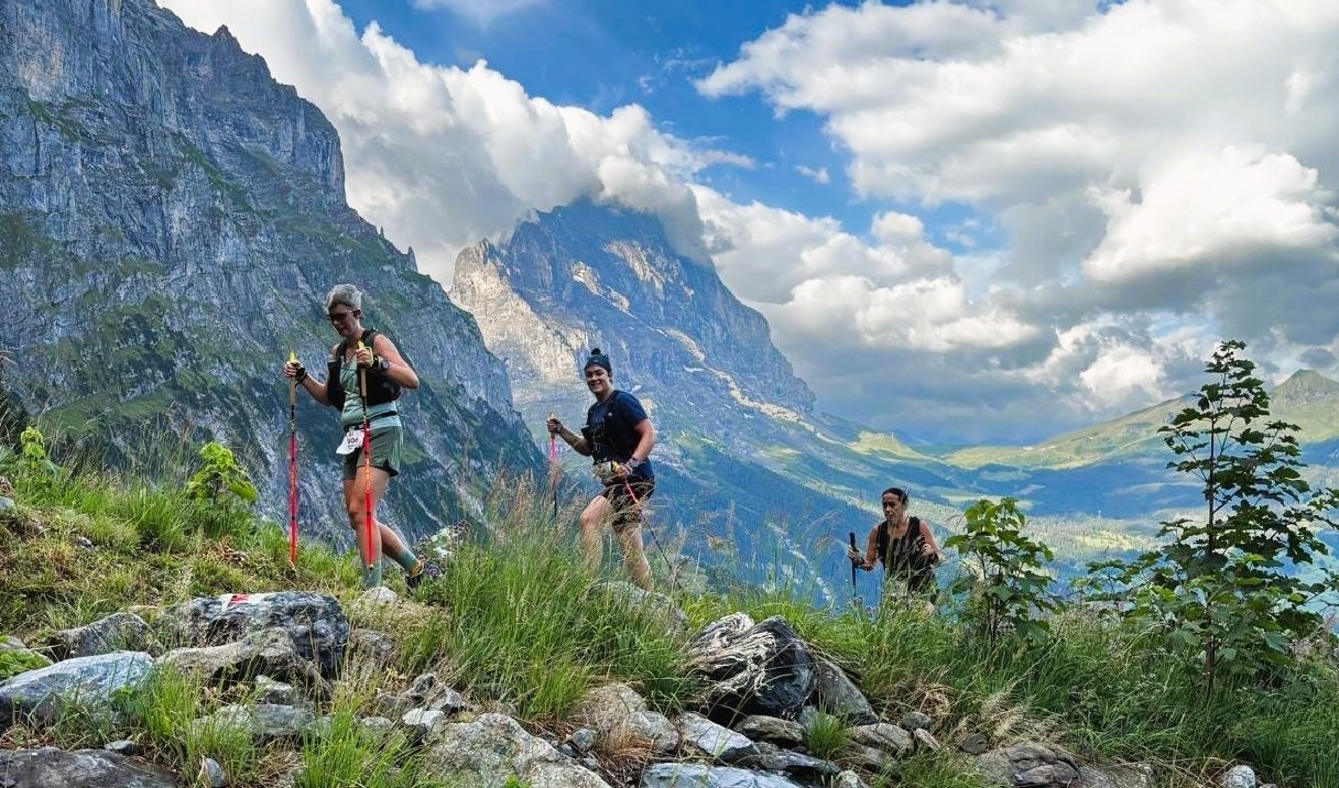 Marleen in de bergen van Zwitserland bij de Eiger Trail