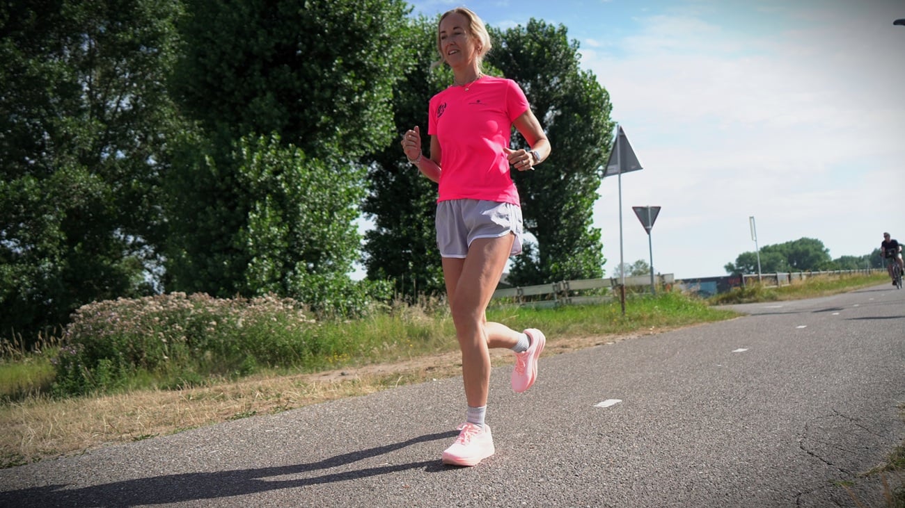 hardloopster op het fietspad