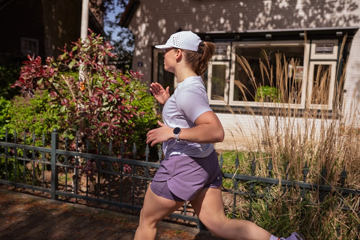 Hardloopster in de zomer met schurende bovenbenen.