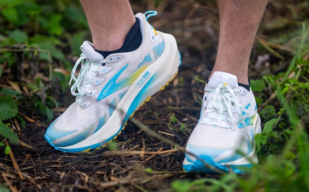 Brooks Ghost Trail hardloopschoenen in het gras
