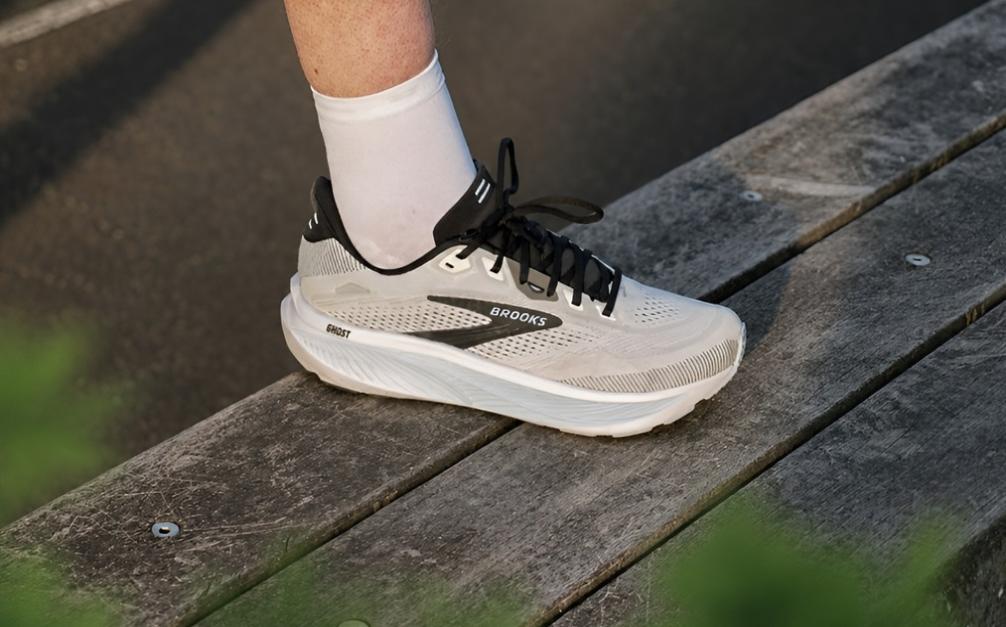 Hardloper toont grijze Brooks Ghost 18 heren hardloopschoen