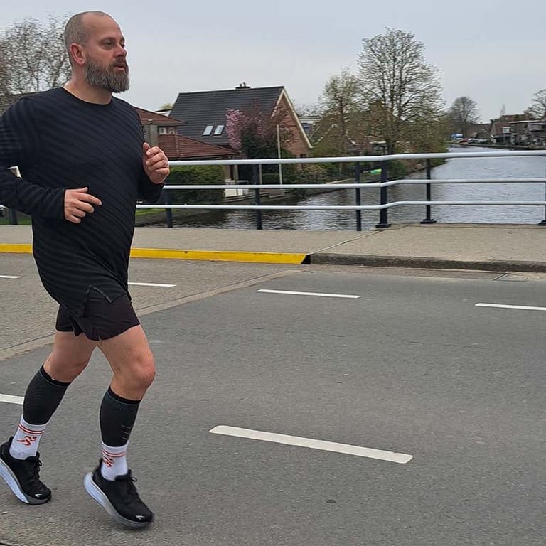 Review HOKA ARAHI 6 Duurtest op de weg