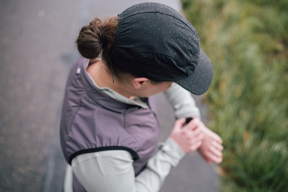 Hardloopster gebruikt sporthorloge voor training Halve Marathon