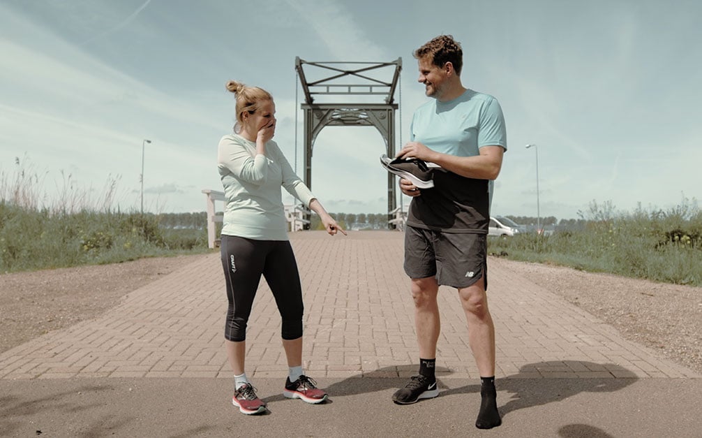 Hardloper met hardloopschoenen aan die kapot zijn gegaan.