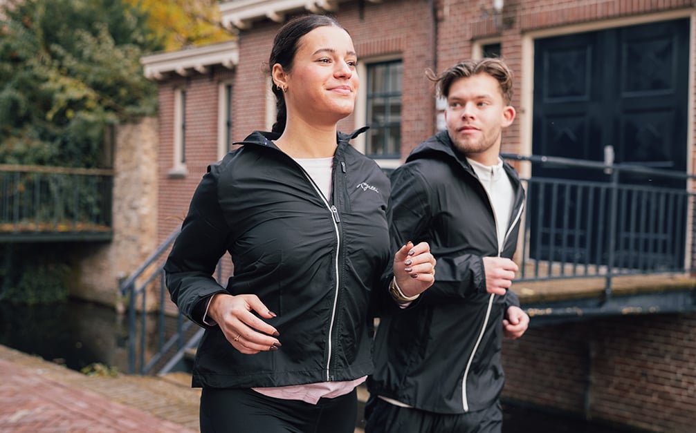 Twee hardlopers die er gezond en fit uitzien.