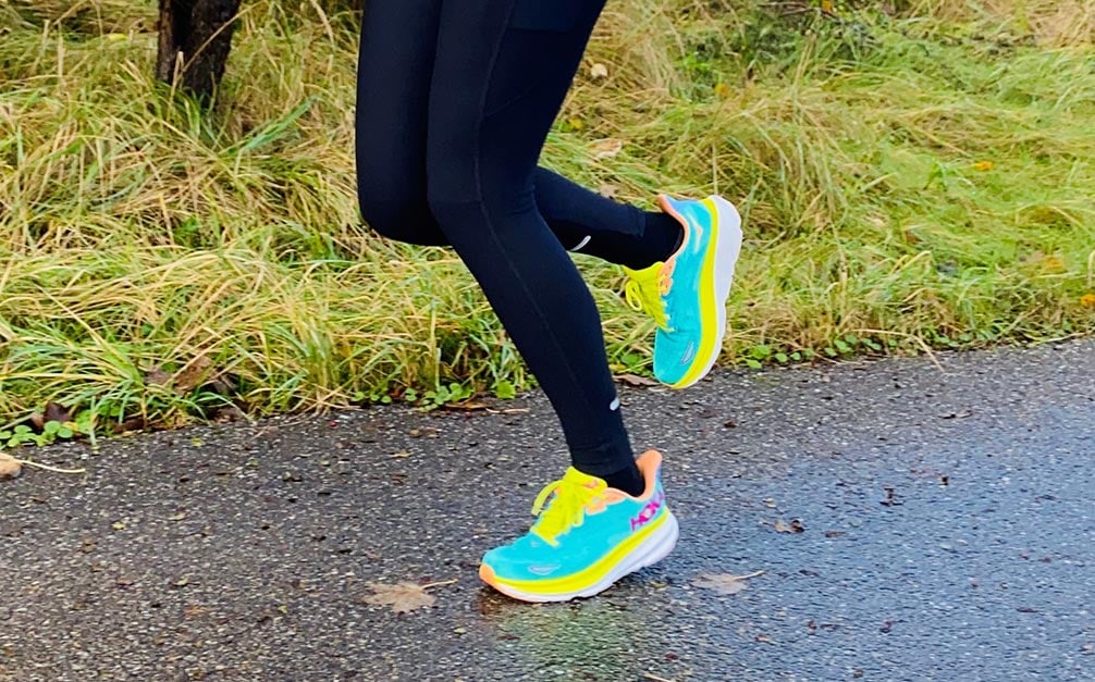 HOKA clifton 9 hardloopschoenen aan de voeten van een hardloper