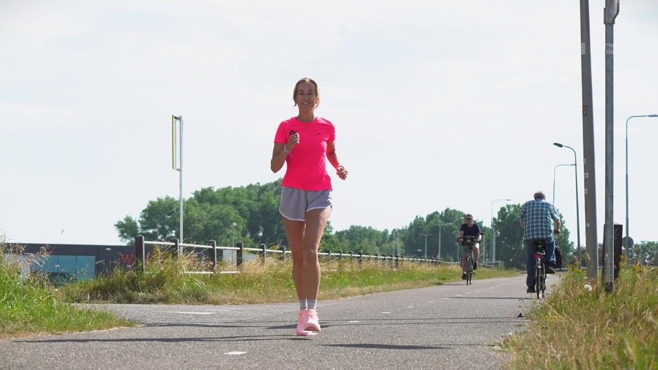 hardloopster op het fietspad