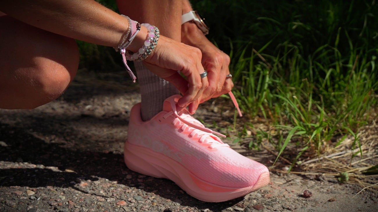 Hardloper strikt veters van Brooks Ghost AMP hardloopschoenen