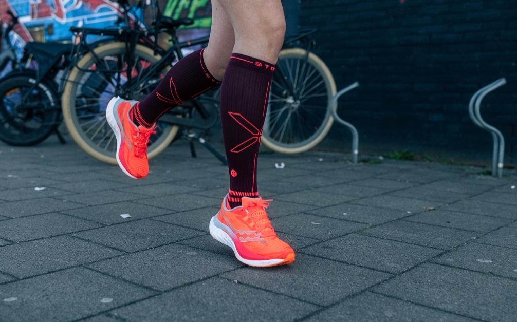 Stox compressiesokken aan de onderbenen van een hardloper.