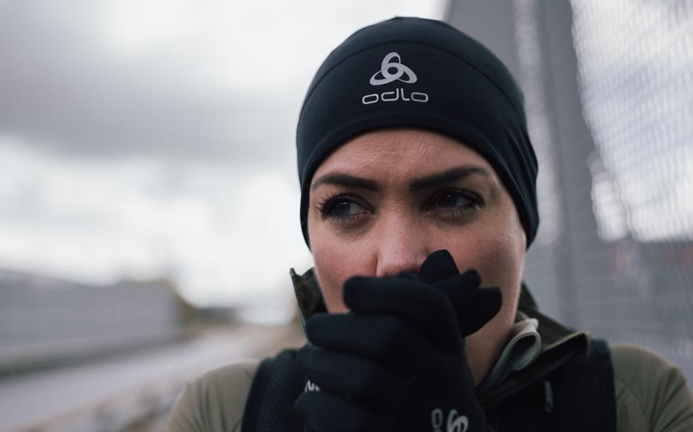 Muts en handschoenen bij hardloopster in de winter.