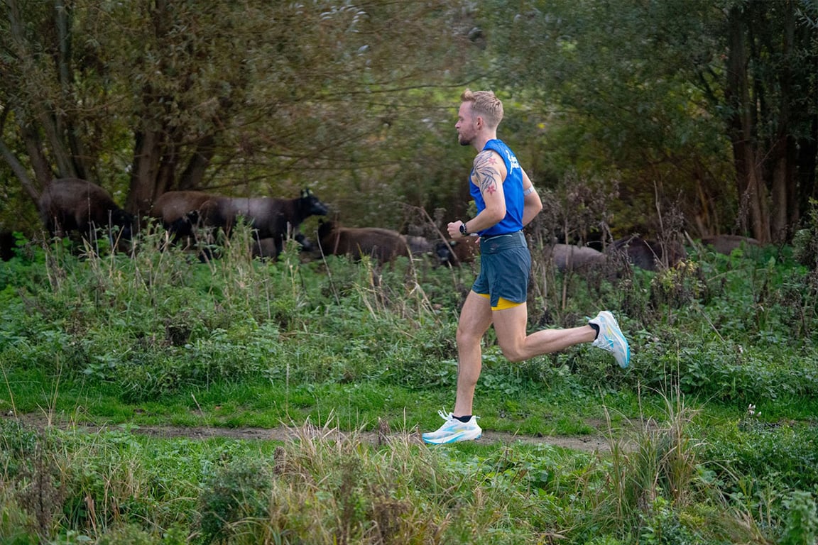 hardloper in het bos