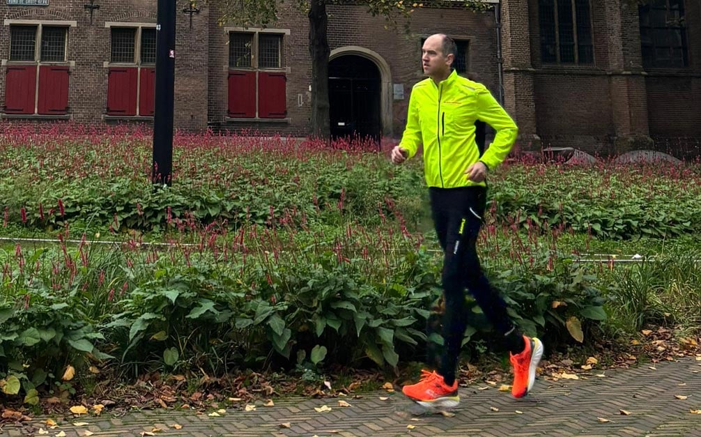 Saucony Triumph 22 oranje aan de voeten van tester Marc