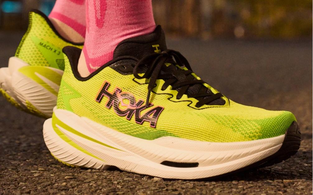 close-up foto van de hoka mach x3 hardloopschoenen