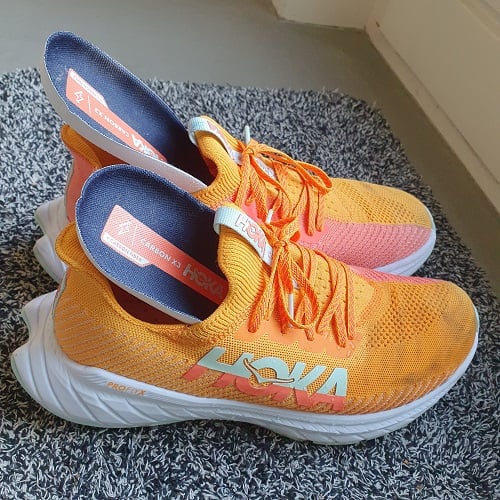 Inlegzooltjes los gehaald uit natte hardloopschoenen.