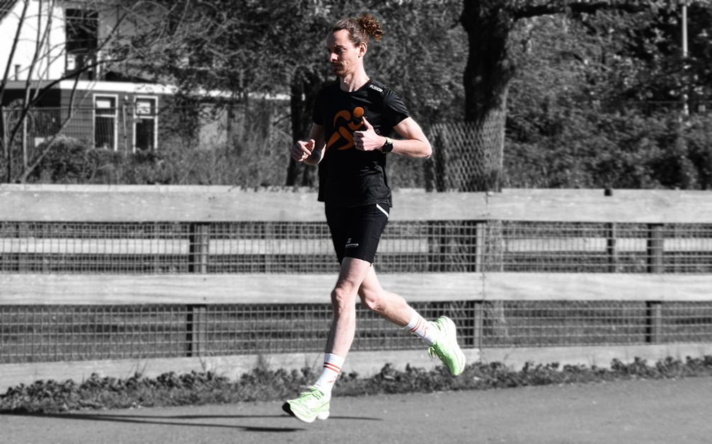 Tester Peter loopt op de Saucony Endorphin Elite voor een review