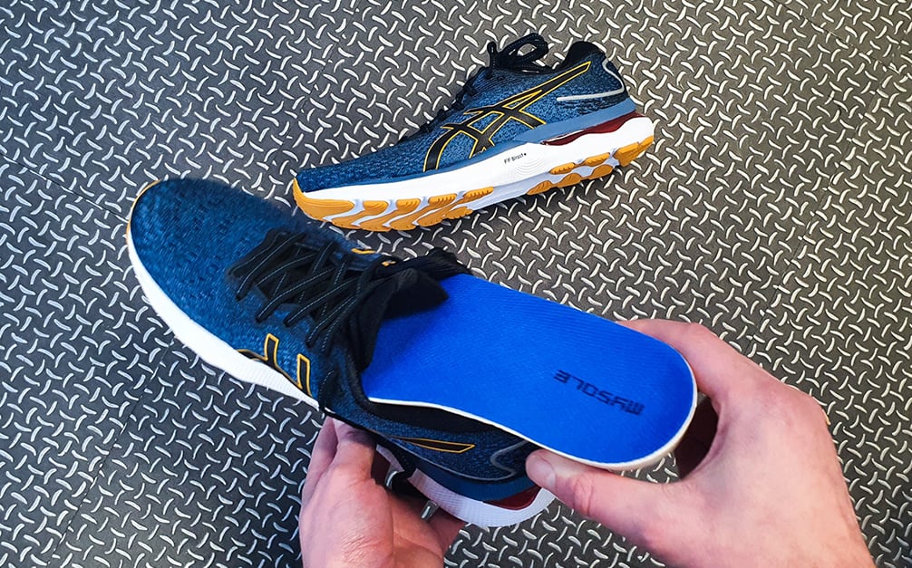 Hardloper plaatst inlegzool in hardloopschoenen
