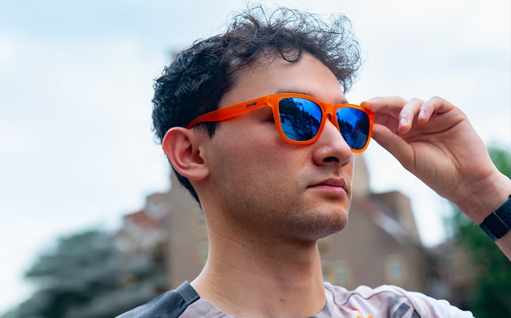 Hardloper met oranje Goodr zonnebril