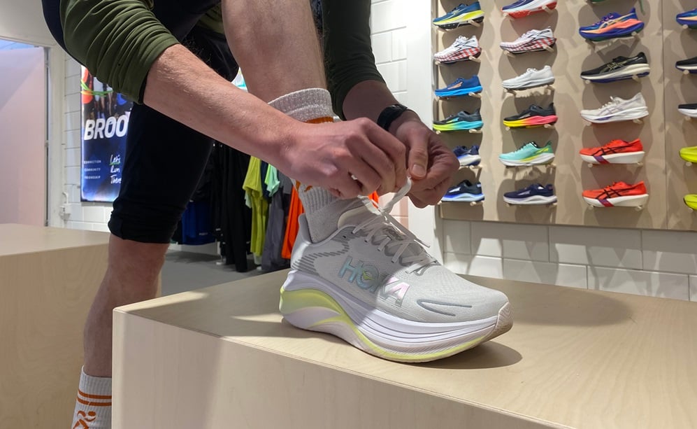 hardloper trekt HOKA Skyward X 2 aan in de winkel