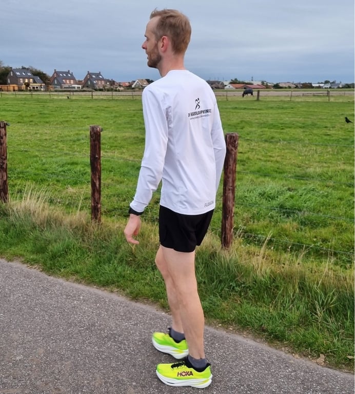 hardloper bij weiland op felle hoka hardloopschoenen