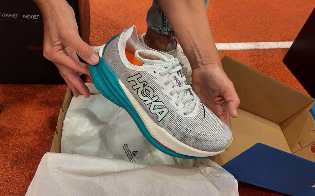 HOKA Mach X2 unboxing voor review van De Hardloopwinkel