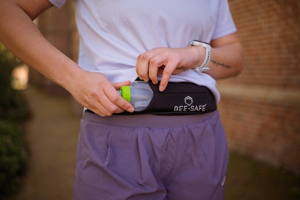 heupband van Bee safe waar een flesje in kan om te hydrateren bij hardlopen