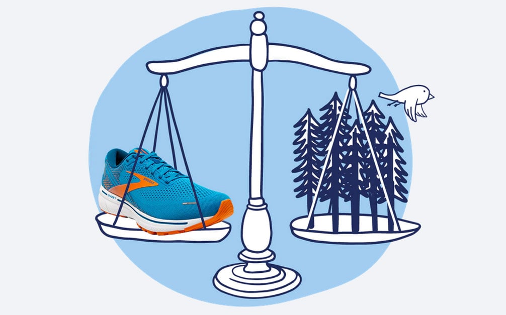 Duurzaamheids weegschaal met aan ene kant Brooks hardloopschoenen en andere natuur.
