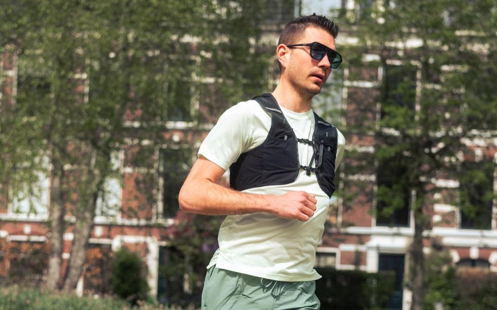 Hardloper Sam draagt een runningvest bij zijn hardlooptrainingen.