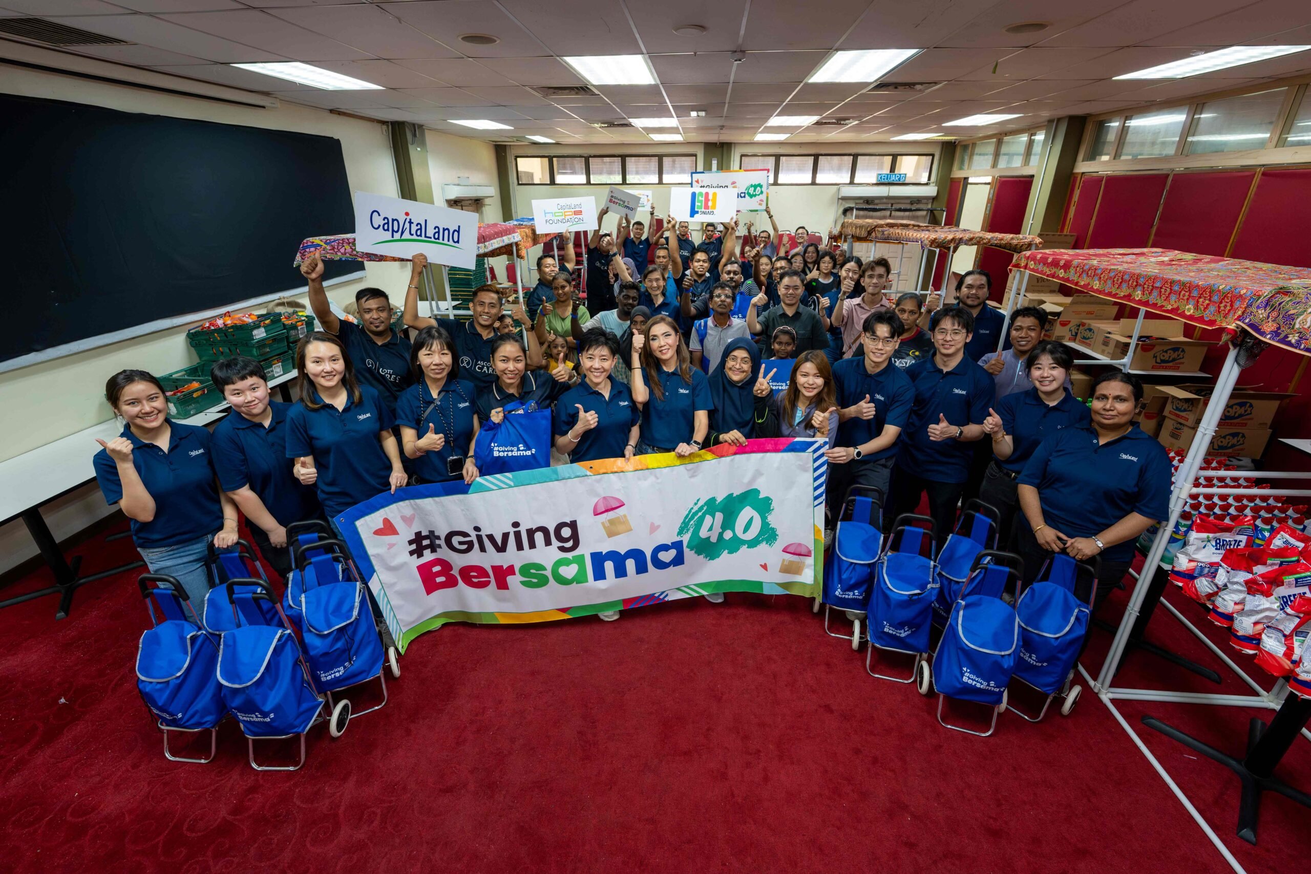 CapitaLand staff volunteers and the representatives from Unit Mutiara Food Bank Penang