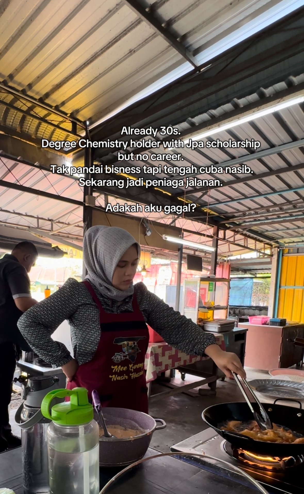 'Have I Failed In Life?', Asks M'sian Street Vendor Who Actually Has JPA Scholarship & Chemistry Degree