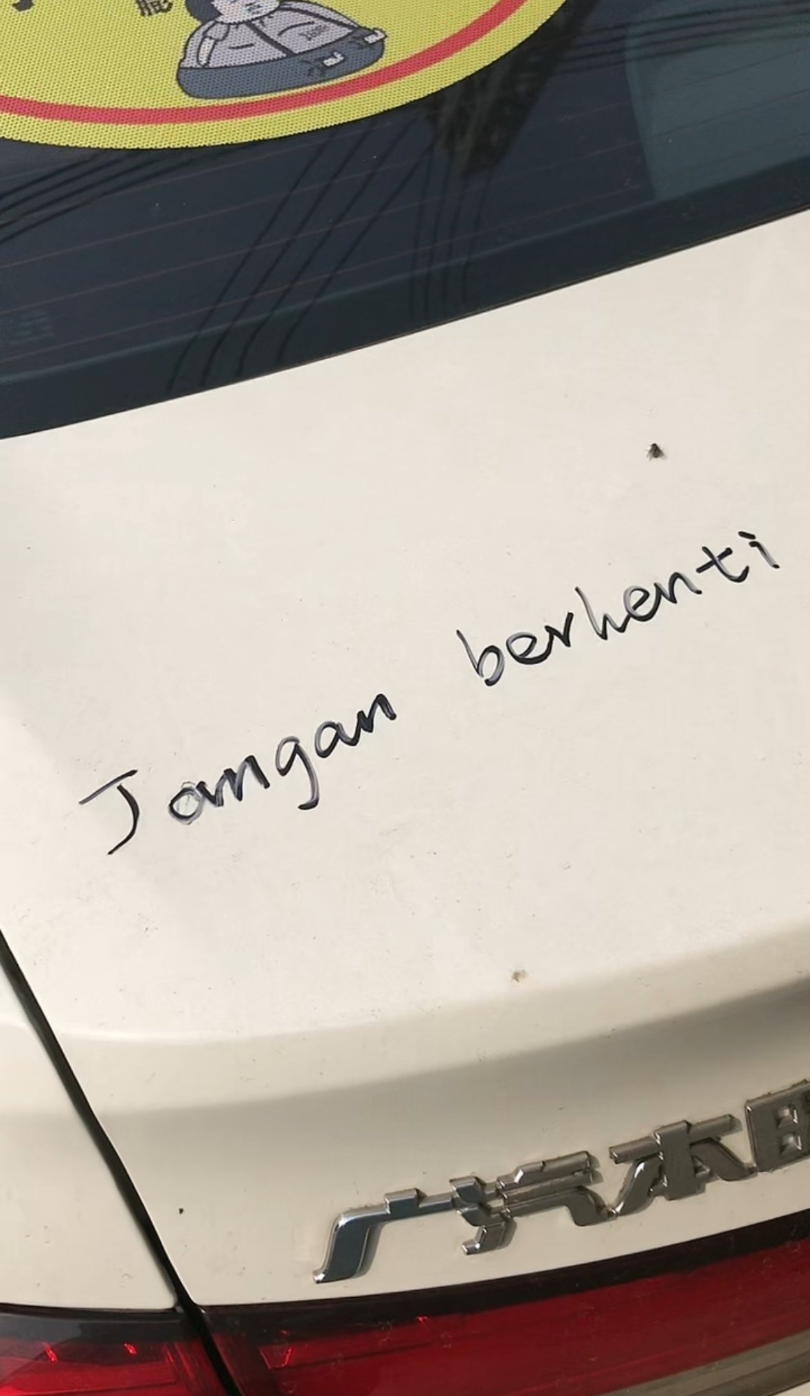 Stranger Draws Directions On Car With Permanent Marker To Warn Driver About Nail In Tyre
