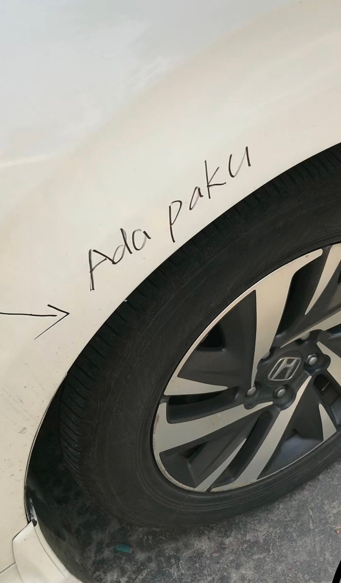 Stranger Draws Directions On Car With Permanent Marker To Warn Driver About Nail In Tyre