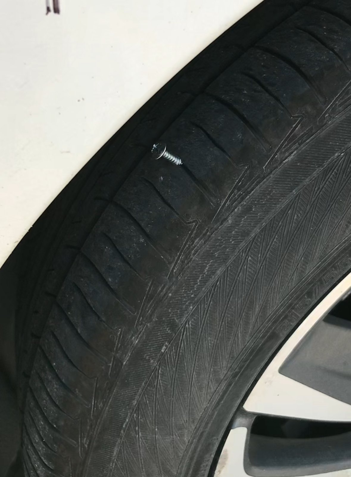 Stranger Draws Directions On Car With Permanent Marker To Warn Driver About Nail In Tyre