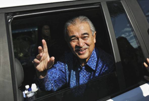 tun abdullah ahmad badawi in a car giving thumb up