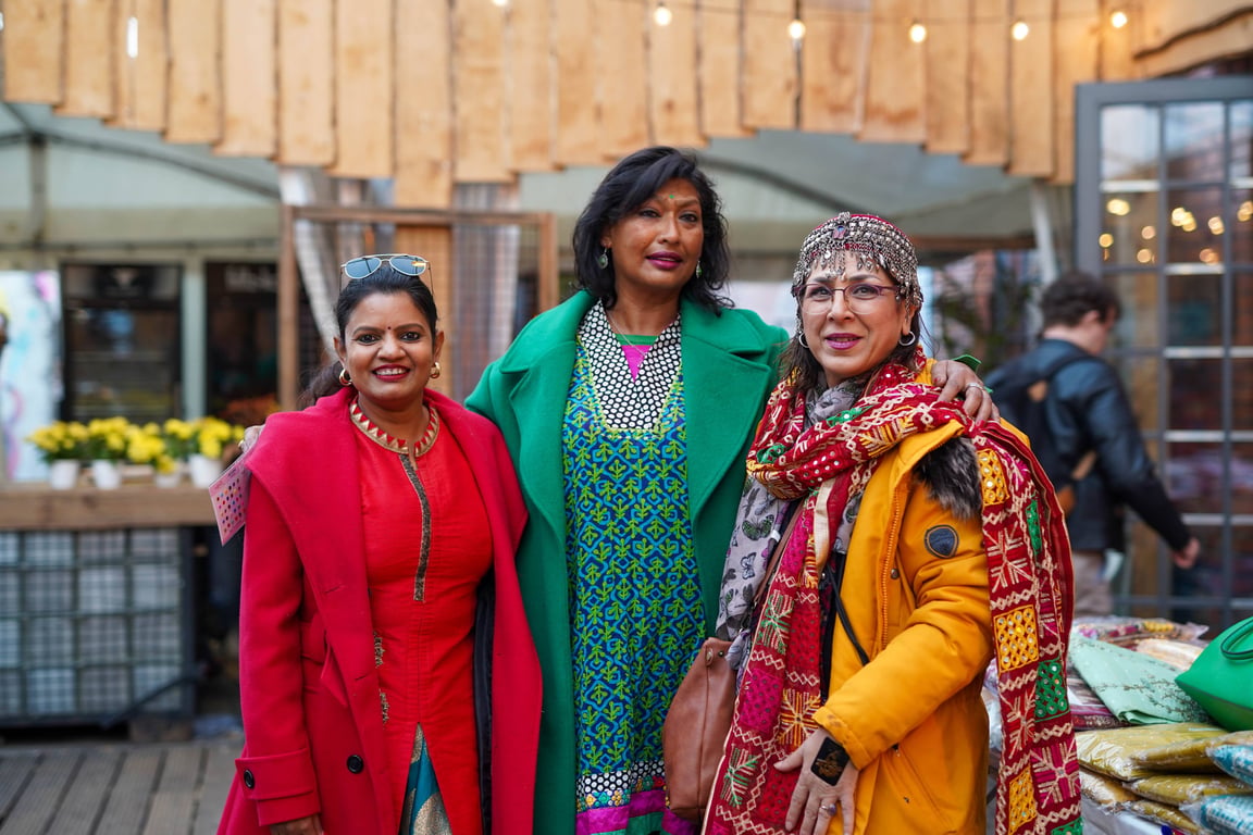 Drei Gäste in farbenfroher Diwali-Kleidung bei Diwali in Berlin — Berlins größtes Diwali