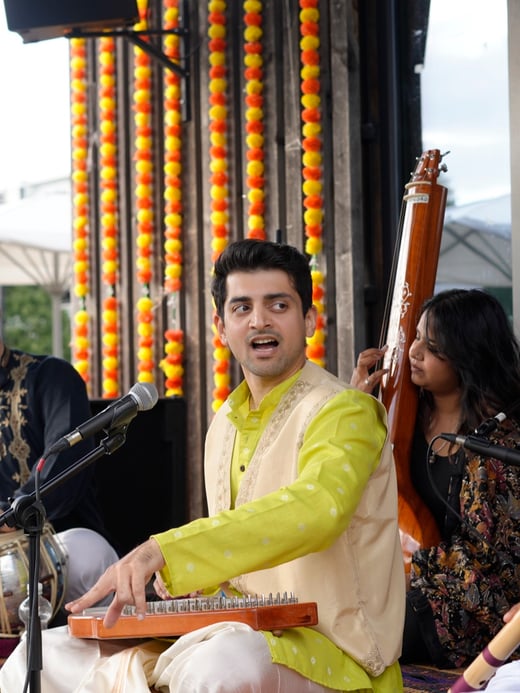 Neelay · Diwali Pahat, Diwali Pahat · live singing & instruments