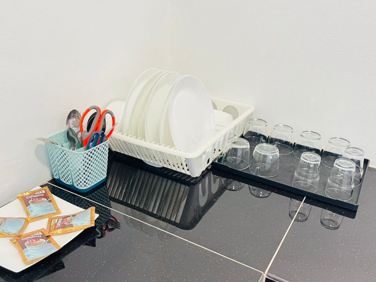 Kitchen at A23 Hello Baby Dato Onn 11 Homestay In Bandar Dato Onn (15Pax) Netflix, photo 5