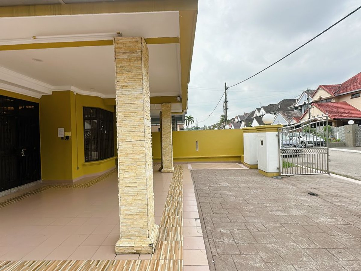 Outside at C03 Golden Rinting Homestay In Taman Rinting, photo 2