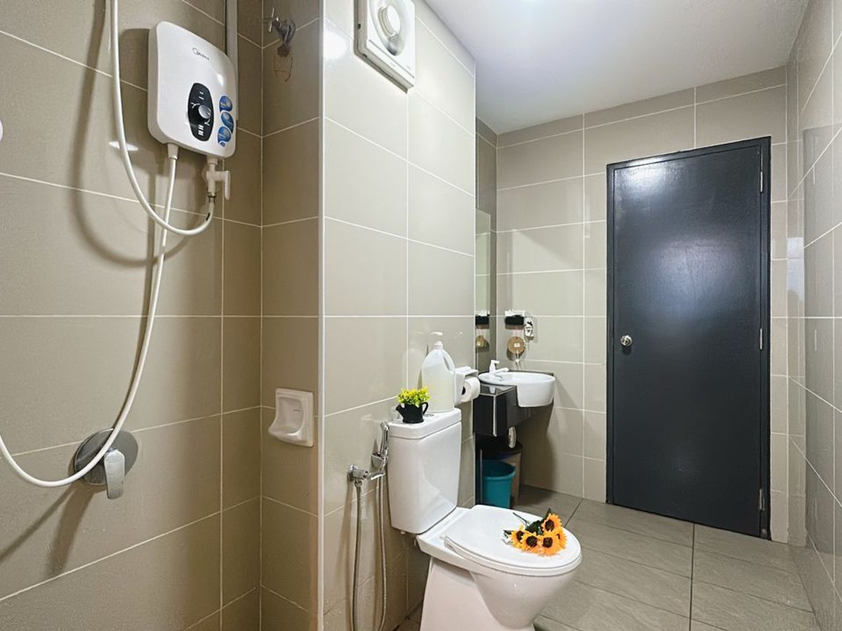Toilet at A04 Glenmarie Austin Homestay JB In Mount Austin, photo 2