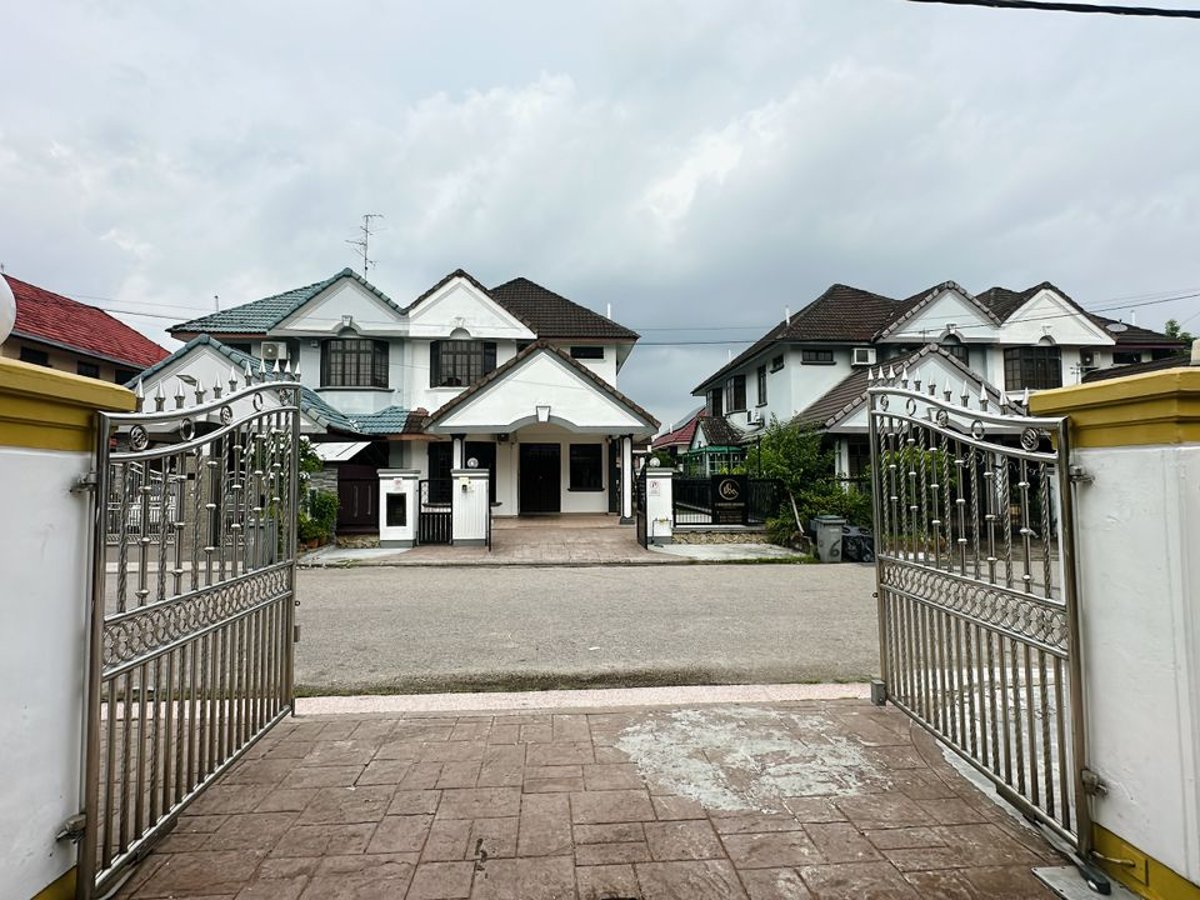 Outside at C03 Golden Rinting Homestay In Taman Rinting, photo 6