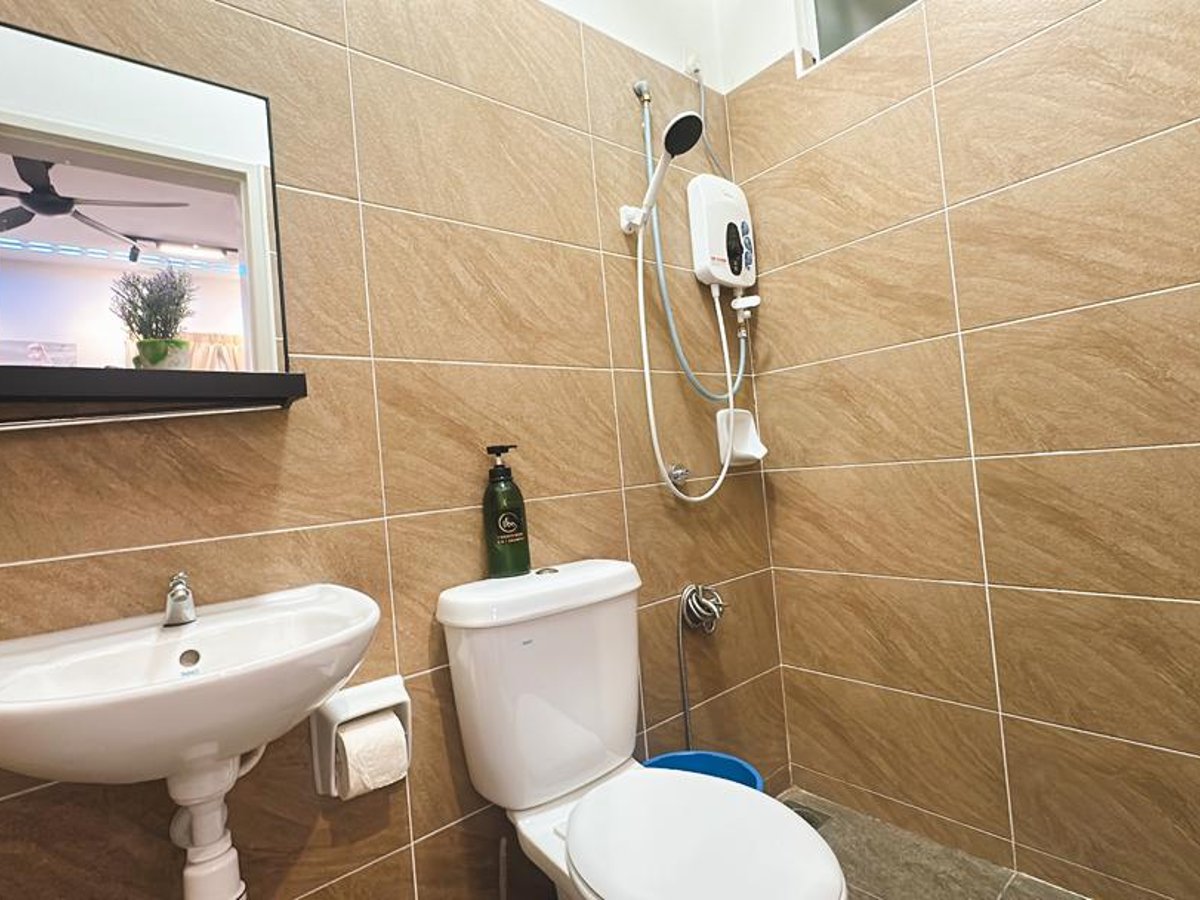 Toilet at A27 Royal Dato Onn Austin Homestay, photo 1