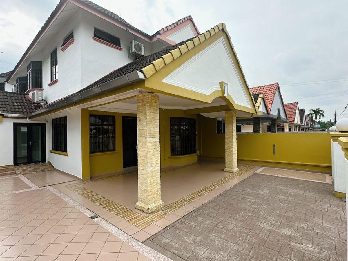 Outside at C03 Golden Rinting Homestay In Taman Rinting, photo 5
