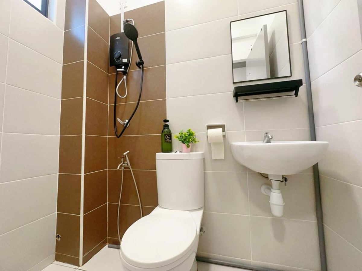 Toilet at A23 Hello Baby Dato Onn 11 Homestay In Bandar Dato Onn (15Pax) Netflix, photo 1