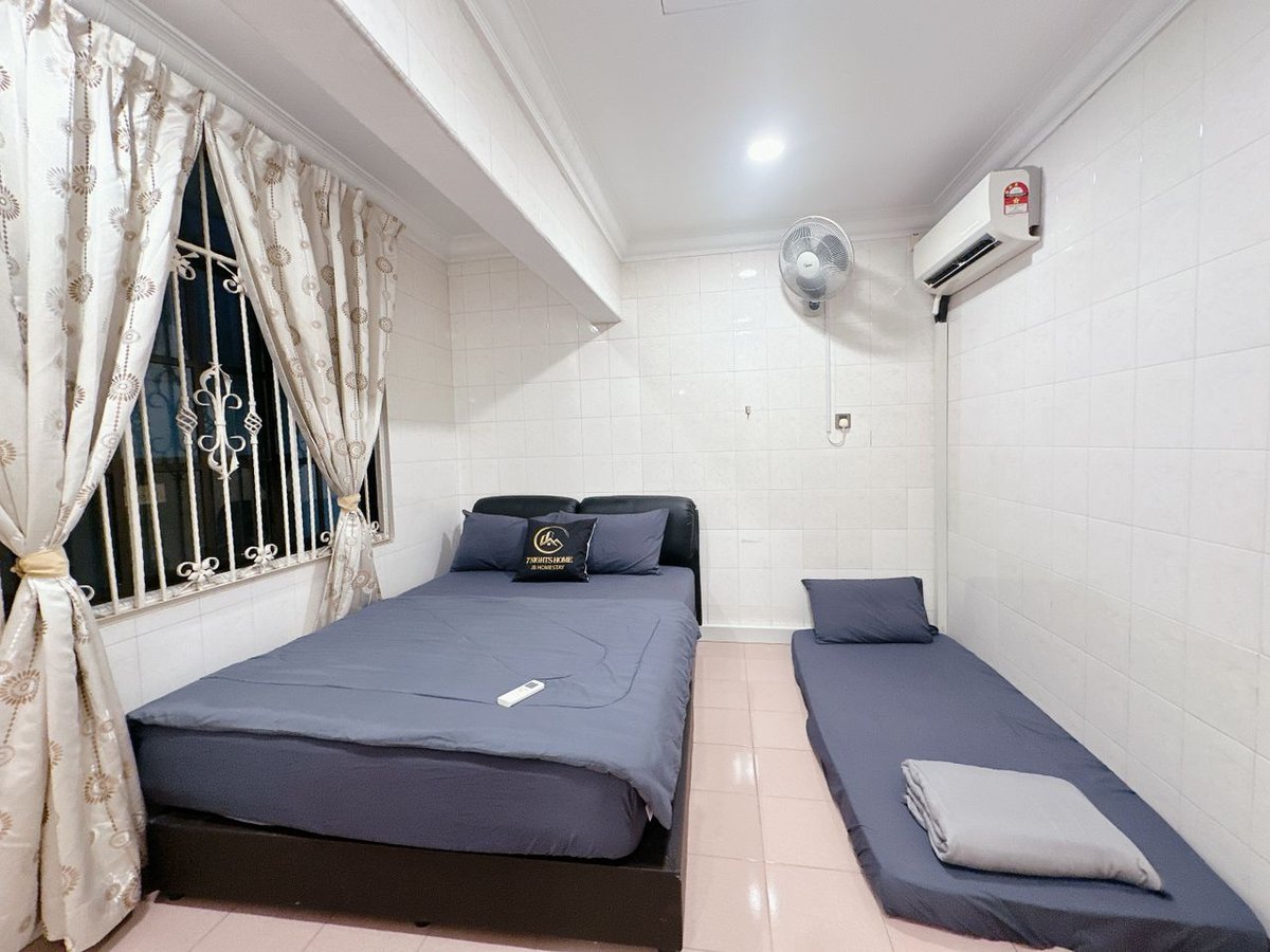 Room at C03 Golden Rinting Homestay In Taman Rinting, photo 5