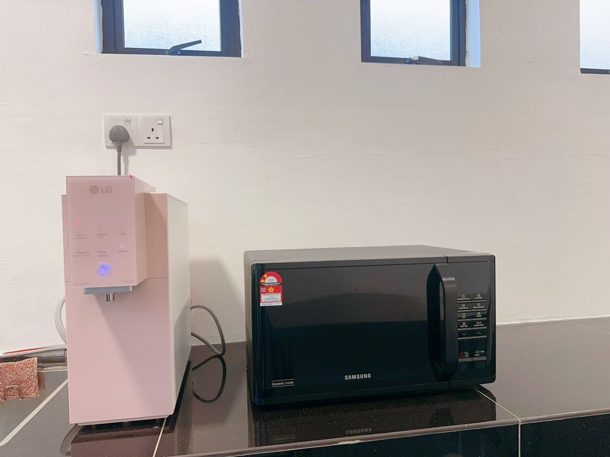 Kitchen at A23 Hello Baby Dato Onn 11 Homestay In Bandar Dato Onn (15Pax) Netflix, photo 1