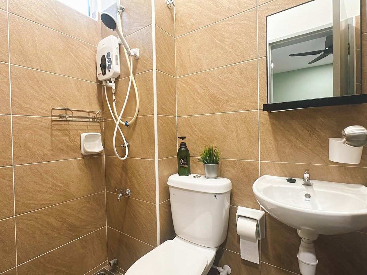 Toilet at A30 Green Dato Onn 3 Homestay In Bandar Dato Onn 6Pax, photo 1