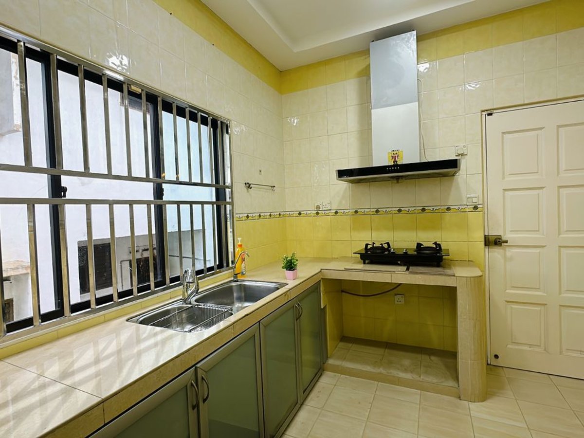 Kitchen at A09 Dedap Johor Jaya Homestay In Taman Johor Jaya, photo 4
