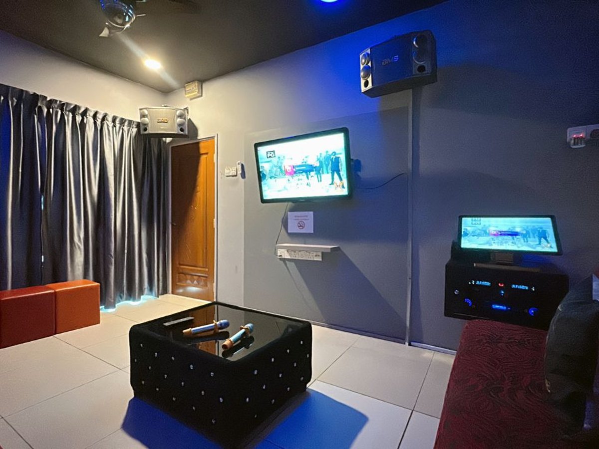 Karaoke Room at B02 Istimewa Pandan Bungalow Homestay Jb In Kg Pandan, photo 3