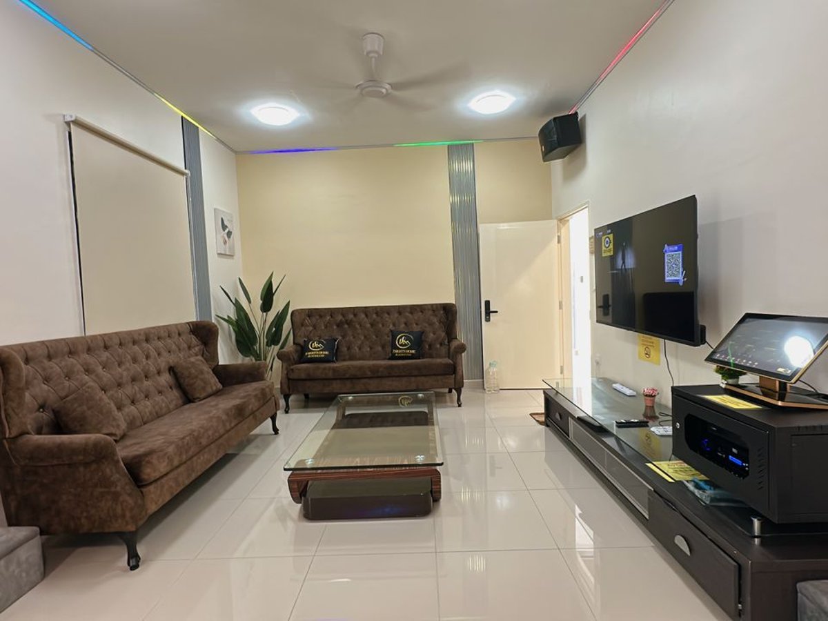 Living Room at A31 Tropical Garden Dato Onn Austin Homestay Party House, photo 1